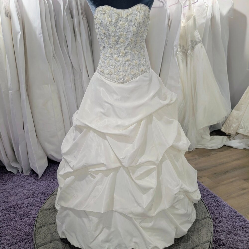 Demetrios Ballgown Size 8 in Ivory